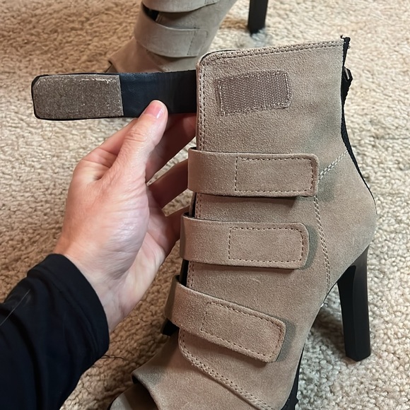 DKNY Blake Suede booties Velcro Strappy heel taupe black size 6.5 shoe sandal - Picture 5 of 12